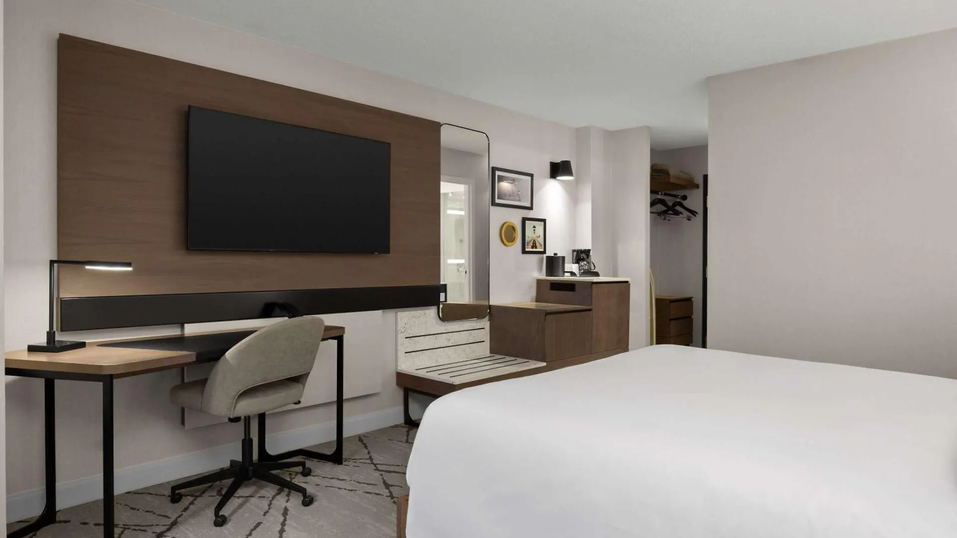 The Novotel Toronto Centre 4*,